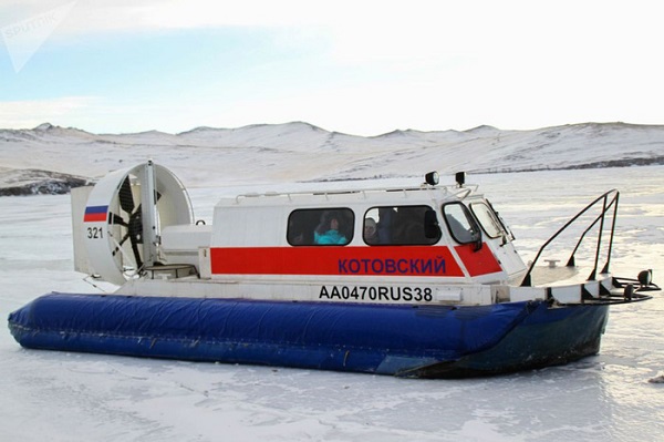 Xe chuyên dụng chở du khách đi trượt băng trên mặt hồ Baikal đóng băng - Ảnh: Sputnik/Kirill Shipitsyn