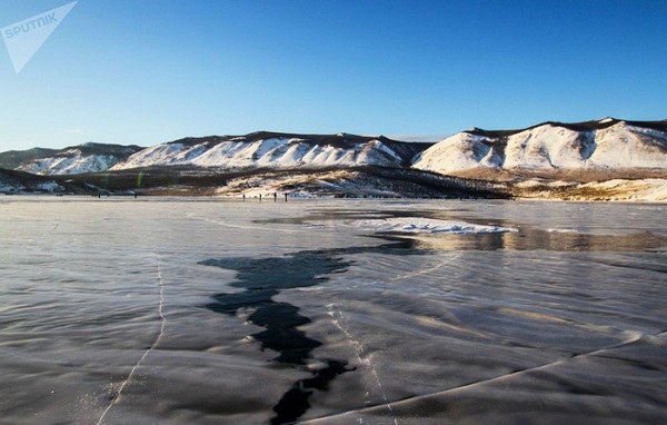 Vẻ đẹp tinh khiết của hồ Baikal đóng băng - Ảnh: Sputnik/Kirill Shipitsyn