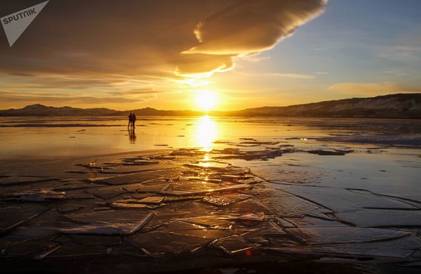 Hồ Baikal đóng băng đang thu hút du khách - Ảnh: Sputnik/Kirill Shipitsyn