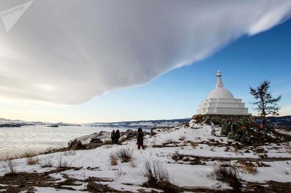 Nhóm du khách đi tham quan Phật bảo tháp Giác Ngộ, trên đảo Ogoy thuộc khu vực hồ Baikal - Ảnh: Sputnik/Kirill Shipitsyn