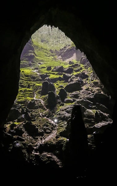 Khung cảnh ở hố sụt thứ hai được ví như vườn địa đàng có thật dưới lòng đất. Tại đây các du khách phải đi theo lối được các chuyên gia hang động chỉ định để tránh tác động đến cảnh quan.