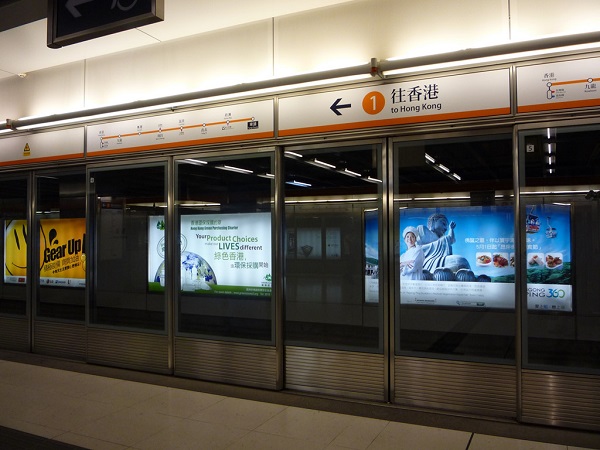 Hầu hết đường ray của MRT Hong Kong đều có cửa an toàn ở các nhà ga. Cửa kính và cửa tàu sẽ mở ra cùng một lúc an toàn cho khách, đồng thời giúp bạn xác định chỗ lên tàu dễ dàng hơn. Ảnh: ADE.