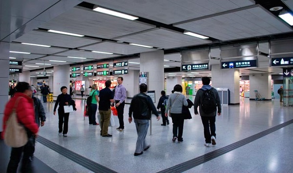 Ngoài ra, hệ thống biển chỉ dẫn định hướng ở các trạm MTR ở Hong Kong rất rõ ràng, giúp du khách di chuyển trong nhà ga rộng mà không tốn quá nhiều thời gian hay lo lạc đường. Ảnh: Hongkong.