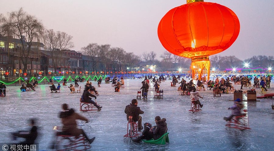Trượt băng trên hồ Shichahai: Bao quanh bởi rất nhiều nhà cổ, cảnh đẹp tự nhiên, hồ Shichahai là một nơi "phải đến" ở Bắc Kinh. Vào mùa đông, hồ đóng băng và trở thành sân trượt băng khổng lồ nên mọi người có thể tới trượt bằng giày, bằng xe kéo hoặc đi xe đạp trên băng - môn dễ chơi cho người mới bắt đầu.