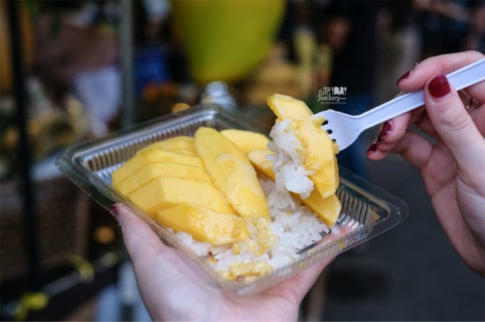 Xôi xoài là đặc sản của cả nền ẩm thực Thái Lan và một trong những nơi ăn món ăn này ngon nhất là ở khu chợ ngoài trời nổi tiếng này. Vị chua của xoài, quyện với nước cốt dừa, ăn kèm xôi trắng quả thực tạo thành hương vị tuyệt vời.
