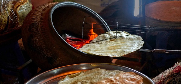 Thưởng thức bánh tráng nướng Cần Thơ - Ảnh: azerai