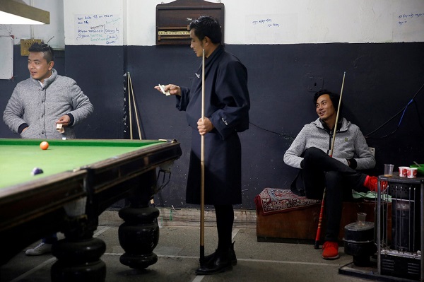Trong nhiều thập kỷ Bhutan không có truyền hình, không có hệ thống đèn giao thông nhưng nay cuộc sống tại đất nước này ngày càng phát triển. Du khách có thể thấy các quán bar mọc lên ở thủ đô Thimphu, hình ảnh các thanh thiếu niên chơi điện tử trong tiệm internet, còn một số người khác thì chơi bida.