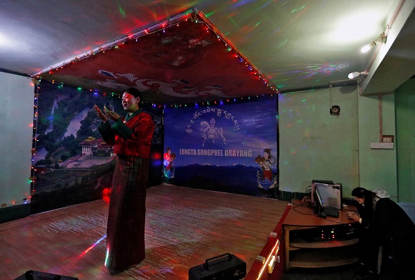 Cô Lhaden, 38 tuổi - một phụ nữ đã ly dị mải mê hát trong một quán bar cho đến nửa đêm ở Thimphu.