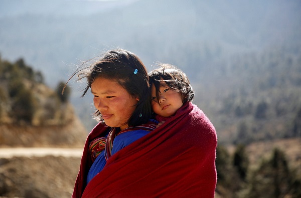 Hình ảnh một phụ nữ địu con trên lưng ở Bhutan.