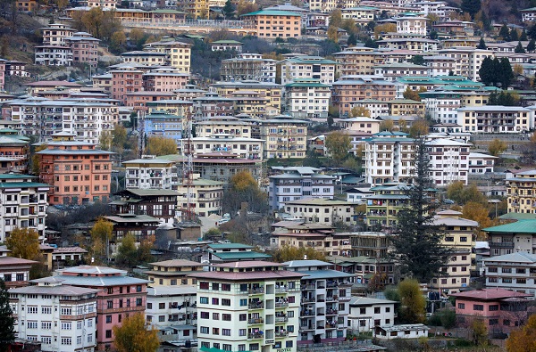 Bhutan với dân số khoảng 820.000 người, nằm ẩn mình bên dãy Himalaya hùng vĩ, ‘giữa’ Trung Quốc và Ấn Độ. Đây là một quốc gia chịu ảnh hưởng của Phật giáo, còn lịch sử văn hóa bao trùm bởi văn hóa Tây Tạng.