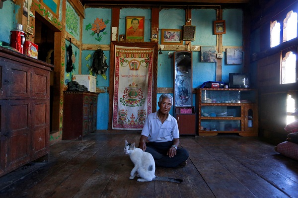 Ông Zeko, 73 tuổi, tại thành phố Punakha, nói với Reuters: "Tôi rất vui khi có điện thoại di động để tôi có thể nói chuyện với người thân và con tôi bất cứ lúc nào".