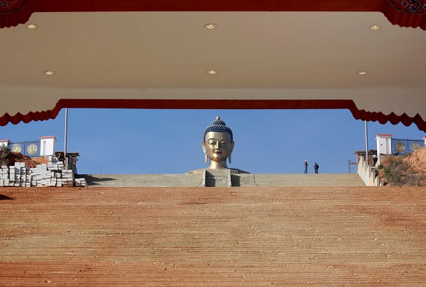 Tượng Phật khổng lồ Dordenma ngay trung tâm lối vào thung lũng Thimphu.