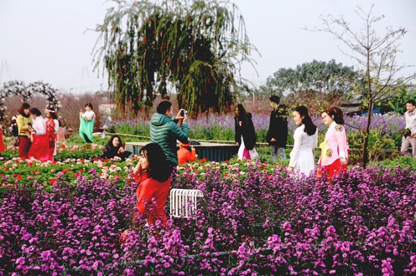 Đối với giới trẻ, vườn hoa Nhật Tân (Tây Hồ - Hà Nội) luôn là nơi chụp ảnh lý tưởng trong mọi thời điểm của năm, bởi nơi đây luôn rực rỡ sắc màu của các loại hoa và khung cảnh được bài trí nên thơ và lãng mạn. 