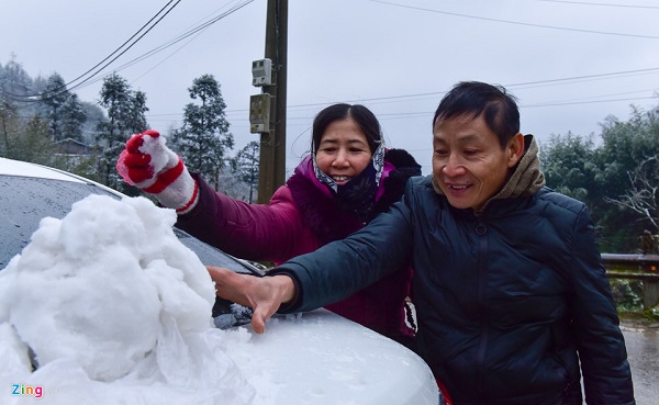 Nhiều người đi từ Lai Châu vô tình được chứng kiến cảnh tuyết rơi.