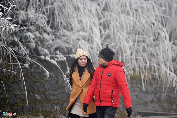 Cặp đôi Tâm và Phương một người sống ở Lào Cai, người từ TP.HCM hẹn hò tại Sa Pa và đi ngắm tuyết.