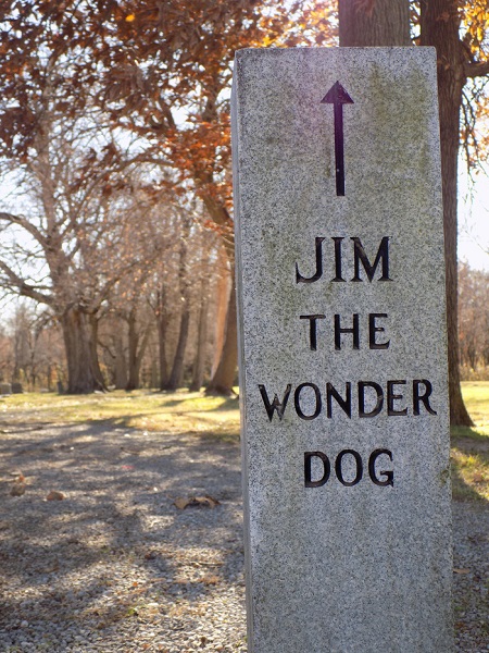 Bảng chỉ dẫn vào mộ của Jim