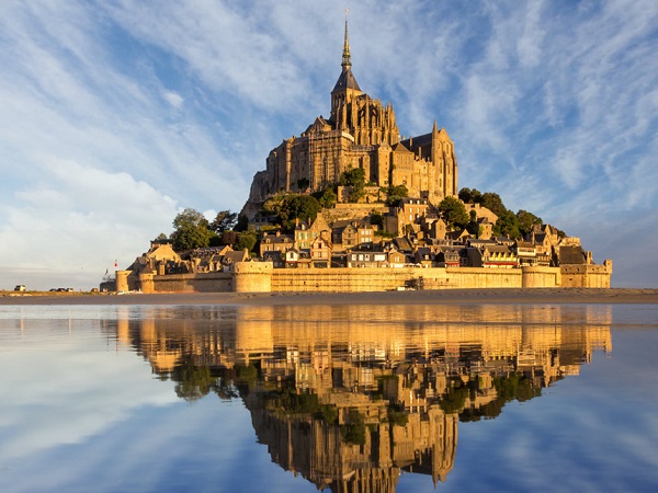 Le Mont Saint-Michel là cảm hứng để các nhà làm phim Disney tạo nên vương quốc trong bộ phim Tangled. Nơi đây là một hòn đảo nằm ngoài khơi bờ biển phía tây bắc nước Pháp, được UNESCO công nhận là di sản thế giới, nổi bật với một tu viện được xây dựng từ thế kỷ 16. Ảnh: Kanuman/Shutterstock.