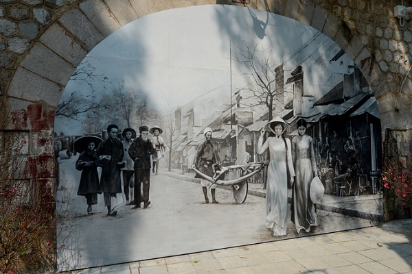 Một số bức tranh thể hiện màu đen trắng, mô phỏng lại cảnh đường phố Hà Nội những năm đầu thế kỷ.