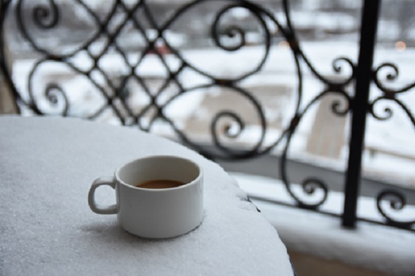 Một cốc trà hoặc cà phê ấm nóng sẽ tốt hơn rượu. Ảnh: Hoài Phong.