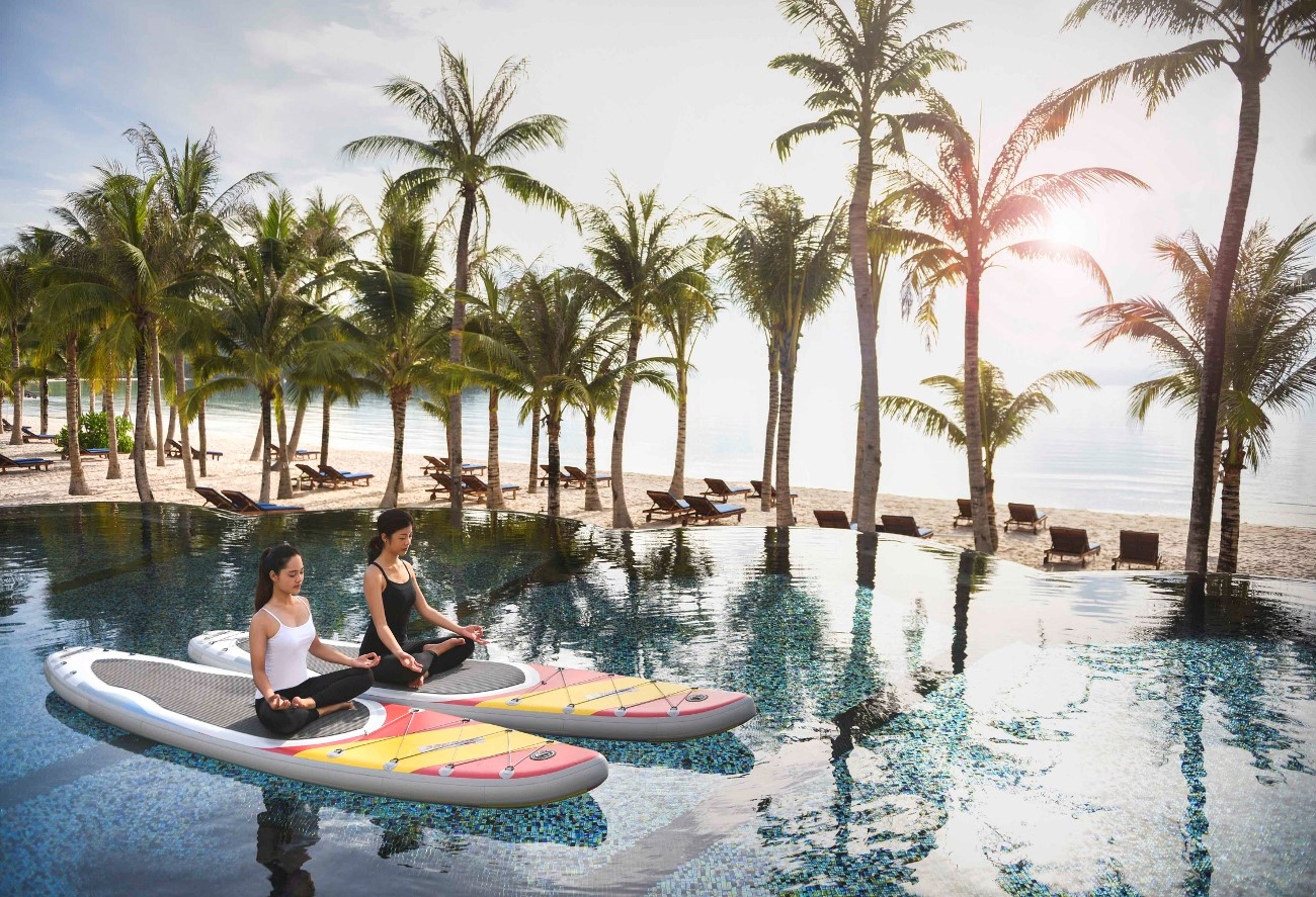 Khu nghỉ dưỡng ven biển có không gian hoàn hảo cho những bài tập yoga thư thái.