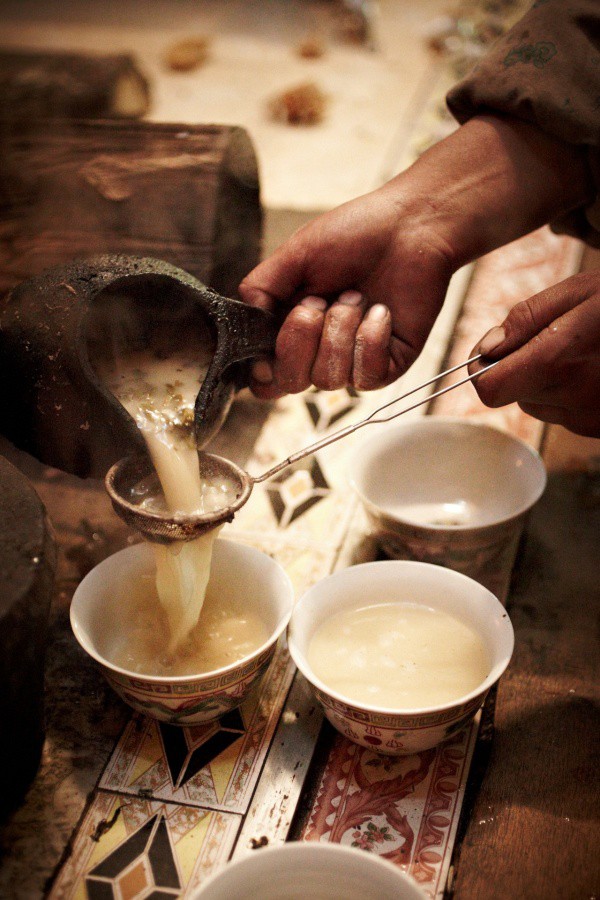 Trà bơ Yak có hương vị rất độc đáo, được người Tây Tạng dùng hằng ngày.
