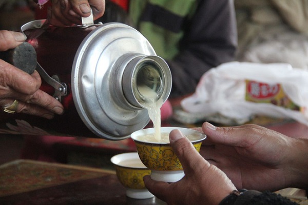 Trà bơ - thức uống phải đi gần 4.000km mới đến nơi, giúp người Tây Tạng tồn tại hàng ngàn năm giữa cao nguyên lạnh giá - Ảnh 6.
