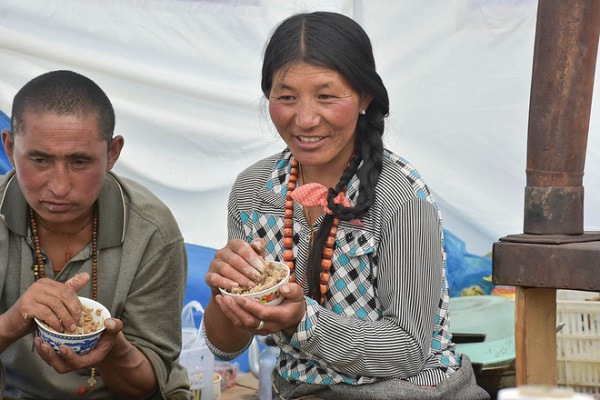 Người Tây Tạng khi uống trà bơ còn ăn kèm với "tsampa" - một thức ăn từ bột mạch nha.