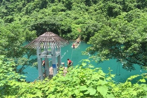 Đường trượt zipline 400 m ở sông Chày - Hang Tối đang là điểm hút khách ở Quảng Bình.