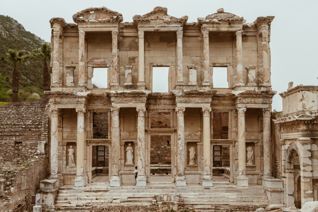 Mặt tiền còn lại của "thư viện Celsus" ở Ephesus
