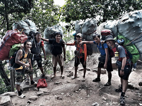 Chuyến leo núi, nhặt rác cuối tuần vừa qua của nhóm Chiến. Ảnh: NVCC.