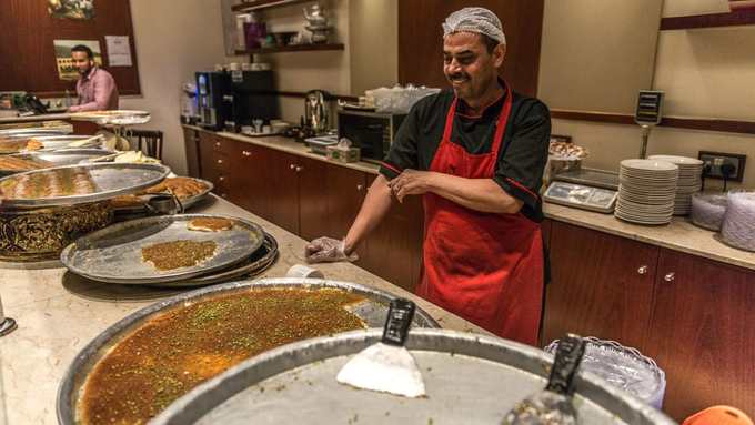 Chợ Souq Waqif đầy ắp các gian hàng bán đồ ngọt, có thể gọi là thiên đường cho các tín đồ hảo ngọt. Một món kẹo du khách nên thử khi tới "chợ đứng" là kunafa ở hàng Al Aker Sweets.