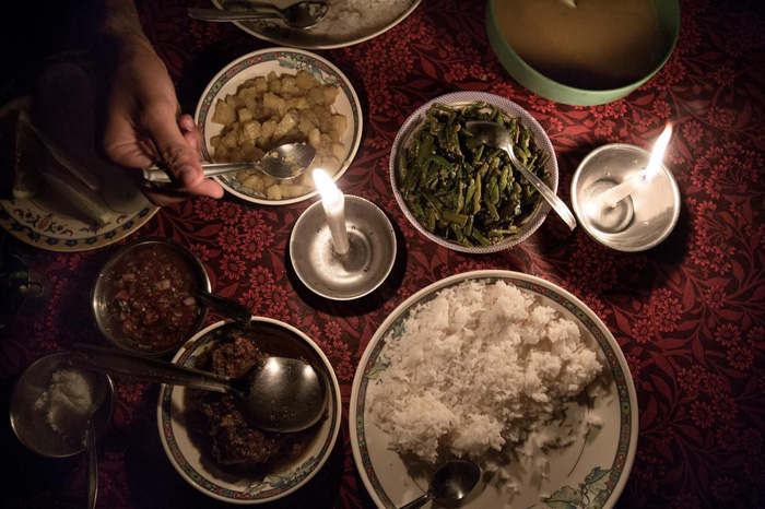 Bữa cơm tối của người Khasi tại làng Mawlynnong - Ảnh: NG/Giulio Di Sturco