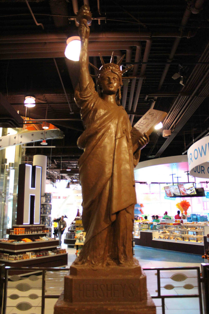 Tượng Nữ thần Tự do bằng chocolate mà "Cho dù không cao nhưng ai ai cũng ngước…thèm!". Ảnh: meparkuniversity