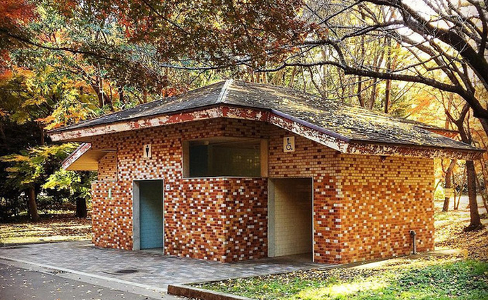 Tại công viên Hikarigaoka, màu nâu vàng của gạch ốp đã khiến nhà vệ sinh như hòa lẫn vào màu sắc lá cây trong mùa thu.