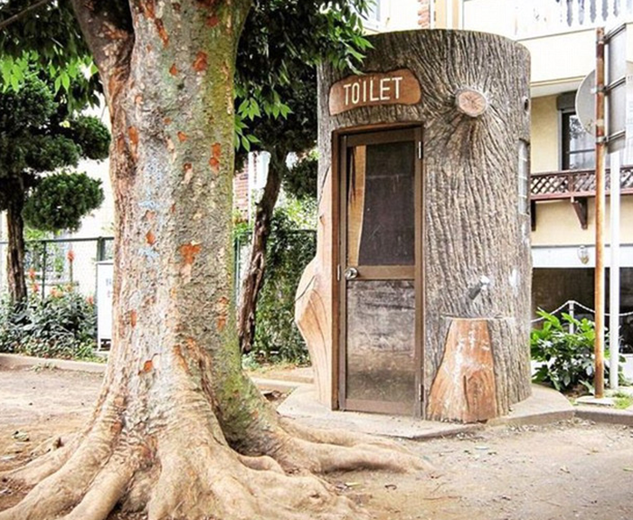 Nhà vệ sinh mang hình dáng của một thân cây. Đây là sự kết hợp khá độc đáo, phù hợp với môi trường cảnh quan xung quanh.