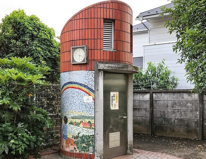 Một nhà vệ sinh công cộng ở khu Suginami-ku gây ấn tượng nhờ bức tranh gốm về cảnh 2 em nhỏ ngồi nhìn về phía cánh đồng xa xa.