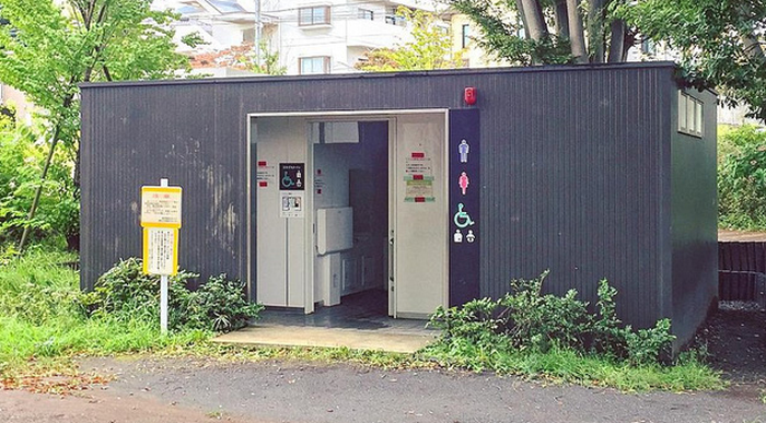 Tại công viên Futatsubashi ở Tokyo, nhà vệ sinh công cộng được chuyển đổi từ một container cũ.