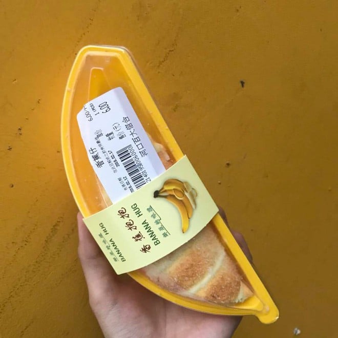 Bánh chuối tươi trong siêu thị, giá 6 NDT, vừa thơm, vừa ngon và hạn sử dụng khoảng 5 ngày từ ngày sản xuất.