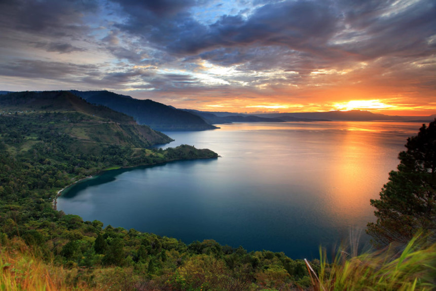 Hồ Toba, Bắc Sumatra: Với diện tích hơn 1145 km2, mặt nước khổng lồ của Toba giống như một vùng biển nhỏ. Đây là hồ nước lớn nhất ở Đông Nam Á, đồng thời là một trong những hồ sâu nhất thế giới với độ sâu 450 m. Ở giữa hồ Toba là hòn đảo Samosir có kích cỡ tương đương Singapore, được biết đến với những ngôi làng truyền thống và các bãi biển hấp dẫn. Ảnh: Laketoba.