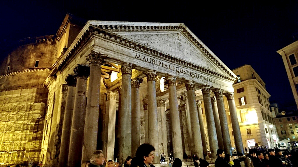 Trong hình là điện Pantheon, công trình La mã cổ đại nguyên vẹn nhất còn bảo tồn được. Hiện nay, điện Panthéon là nơi chôn cất và tôn vinh những nhân vật lịch sử và những người đã làm rạng danh cho nước Pháp.