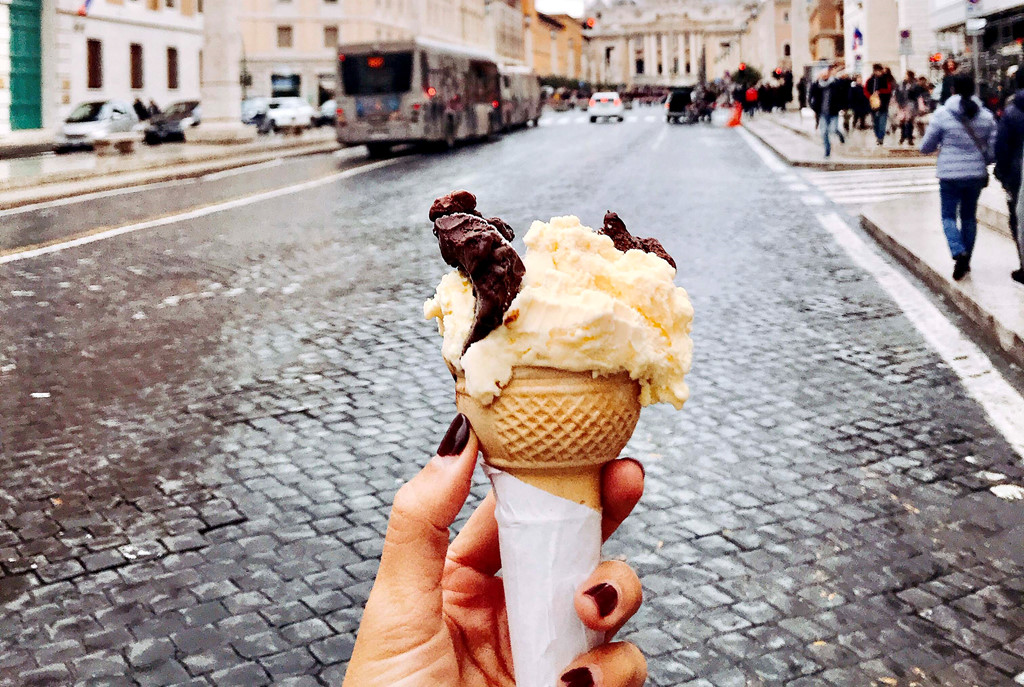 Có ba thứ mà chẳng đâu hơn được Rome - thành phố vĩnh hằng, đó là: cà phê, mỳ Ý và kem. Giữa thời tiết lạnh như băng, nhâm nhi một cây kem và loanh quanh giữa các con phố. Không gì có thể tuyệt vời hơn!