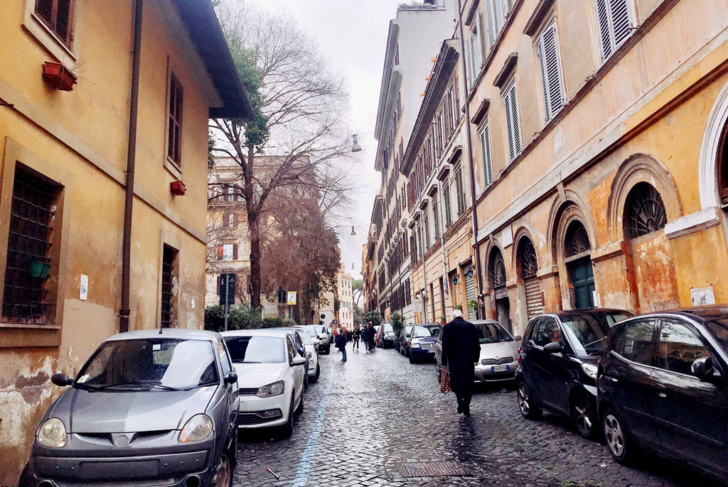 Những con phố nhỏ ở Rome thường có một đặc điểm chung: hẹp, ngắn và được lát đá, vậy nên bạn sẽ không lo bị trơn trượt khi trời mưa ở đây.
