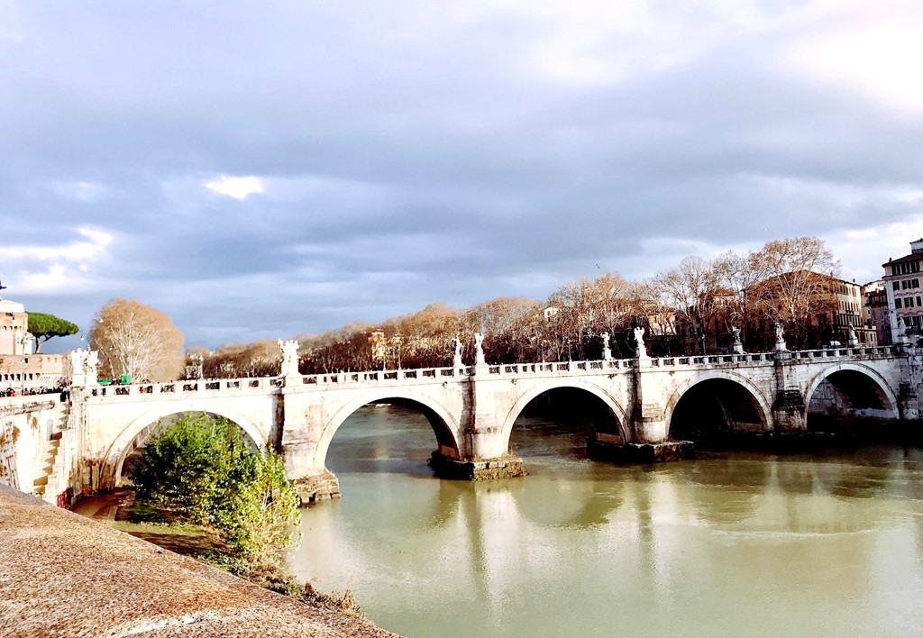 Đây là cây cầu Ponte Sant’Angelo hay còn gọi là "cầu Thiên Thần", bắc qua sông Tiber với năm vòm, ba trong số đó là theo phong cách La Mã.