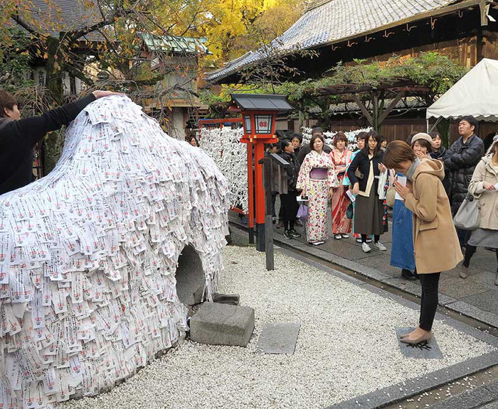 Điểm nổi bật nhất của đền là một phiến đá lớn có lỗ tròn, nơi được tin là có sức mạnh khiến tình yêu nhanh chóng "vỗ cánh bay xa". Ảnh: Japan Visitor