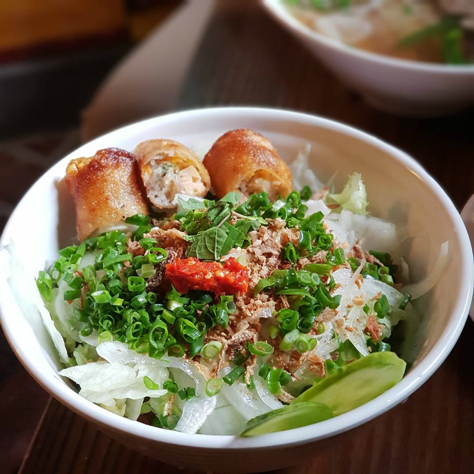 Bún nem (bún chả giò) đầy đủ nguyên liệu nên hương vị được thực khách nhận xét là không thay đổi quá nhiều so với khi ăn ở Việt Nam.