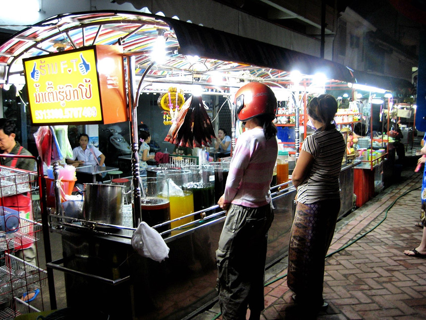 Chợ đêm Viêng Chăn: Hàng ngày, khi mặt trời lặn, lối đi song song với sông Mekong ở trung tâm Viêng Chăn biến thành một khu chợ đêm khổng lồ, nổi bật với những quầy hàng mái bạt đỏ. Ghé thăm khu chợ này, du khách có thể tìm thấy nhiều mặt hàng khác nhau như đồ điện tử, quần áo, phụ kiện, đồ lưu niệm cùng nhiều gian hàng ẩm thực bày bán những món ăn hấp dẫn. Ảnh: The culture trip.