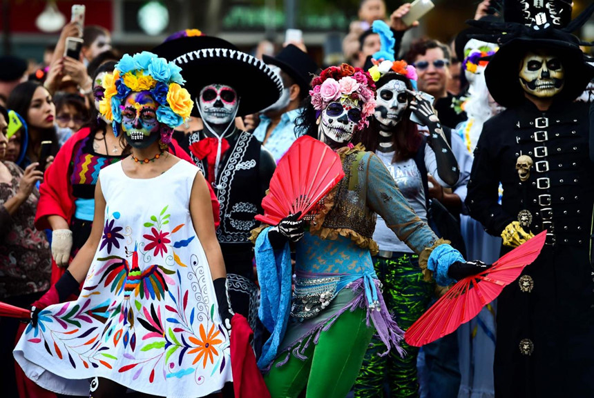 "Coco" - Mexico: Từ những tờ giấy "papel picado" tới những giai điệu mariachi đầy cảm xúc, bộ phim "Coco" của Pixar đã đưa khán giả đến gần hơn với thành phố Mexico. Những tòa nhà, quảng trường hay đường phố xuất hiện trong bộ phim đều được phác họa và lấy ý tưởng từ thành phố Mexico rực rỡ. Bên cạnh đó, nếu ghé thăm Mexico trong dịp lễ hội người chết Dia de los Muertos, du khách sẽ thấy thành phố được trang trí với hoa cúc và hộp sọ có kẹo màu giống như những gì xuất hiện trong "Coco". Ảnh: Standard.