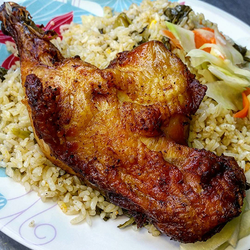 Thực khách ăn lần đầu sẽ thấy "choáng" vì miếng đùi gà to được bày trên đĩa cơm vàng ươm cùng rau dưa ăn kèm.
