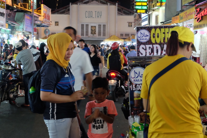Con đường được khách du lịch đến từ Malaysia, Indonesia, Brunei truyền tai nhau bởi cái tên Saigon Halal street. Tất cả xuất phát từ ngành nghề kinh doanh của các hộ dân ở đây đều phục vụ cho cộng đồng dân cư Hồi giáo.
