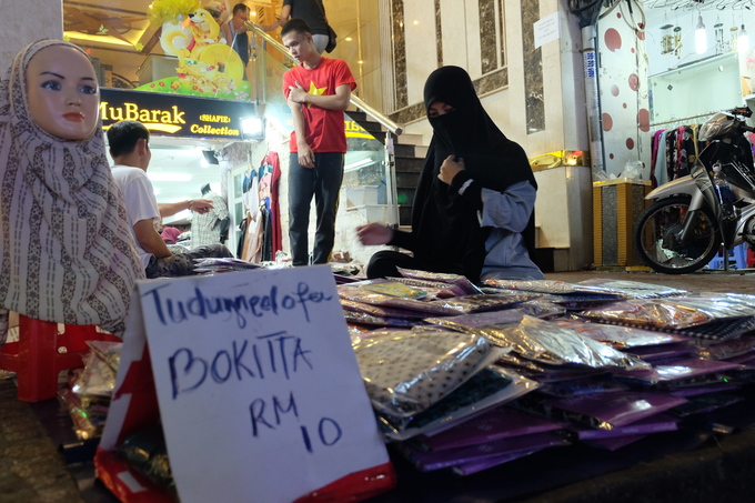 Hơn 50 hộ kinh doanh ở bên đường bán từ thức ăn, quần áo đến đồ lưu niệm.Thậm chí khăn đội đầu truyền thống của phụ nữ Hồi giáo (Hijab) cũng có bán tại đây. Một khách du lịch đến từ Brunei sang đây để mua hàng rồi mang về vương quốc bán lại. Giá niêm yết bằng đồng Việt Nam và cả ringgit Malaysia (RM).